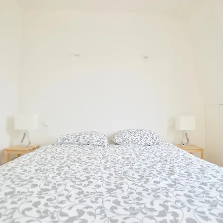 Modern At Great Location Parijs