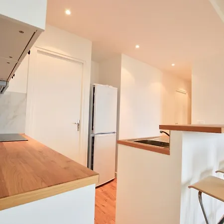 Modern At Great Location Parijs